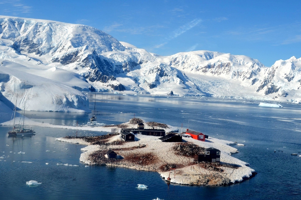 Imbarchi alla cabina in Antartico
